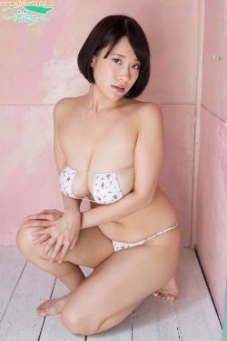 美女撒尿